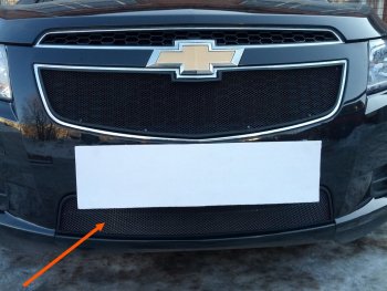 2 799 р. Защитная сетка радиатора в бампер Стрелка 11 Стандарт (алюминий, пластик) Chevrolet Cruze седан J300 (2009-2012) (Цвет: черный). Увеличить фотографию 1