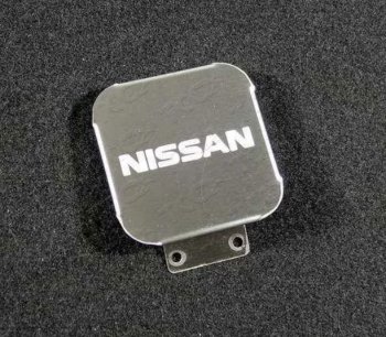 Заглушка на фаркоп с логотипом Nissan (на фаркопы TCC, нержавеющая сталь) TCC Nissan Terrano D10 дорестайлинг (2013-2016)