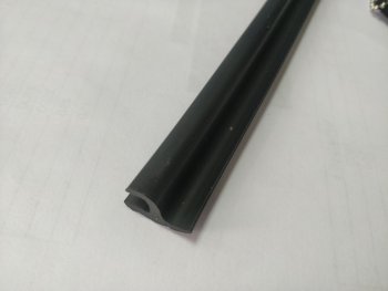 299 р. Универсальный уплотнитель FlexLine (16 mm U-LIP с хром полосой, 1 погонный метр) Уаз Патриот 3163 5-дв. 1-ый рестайлинг (2014-2016). Увеличить фотографию 3