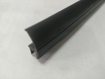 Универсальный уплотнитель FlexLine (18 mm, 1 погонный метр) Уаз Патриот 3163 5 дв. 2-ой рестайлинг (2017-2024)