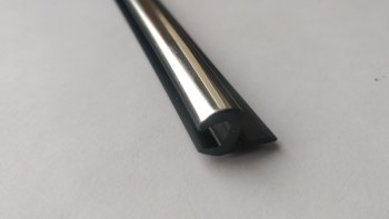 Универсальный уплотнитель FlexLine (жесткий 8 mm U-LIP, хромированная полоса, 1 погонный метр) Уаз Патриот 3163 5 дв. 2-ой рестайлинг (2017-2024)
